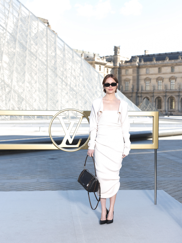 Emma Stone assiste au défilé Louis Vuitton Femme Printemps/Été 2026 dans le cadre de la Fashion Week de Paris, le 30 septembre 2025 à Paris, en France.