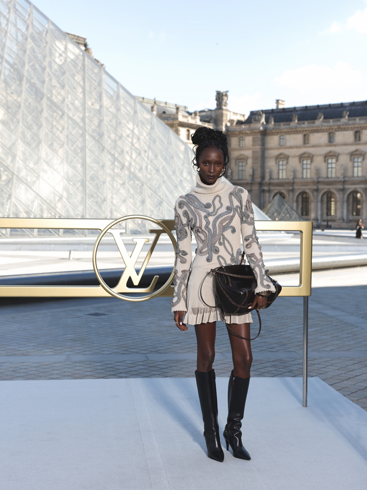 Lous and the Yakuza assiste au défilé Louis Vuitton Femme Printemps/Été 2026 dans le cadre de la Fashion Week de Paris, le 30 septembre 2025 à Paris, en France. 