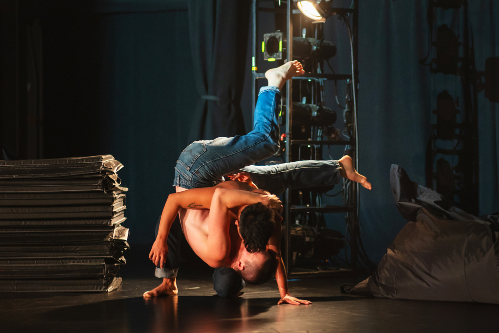 Photo de la performance We Are (nothing) Everything de Makisig Akin et Anya Cloud pour le festival Échelle Humaine.