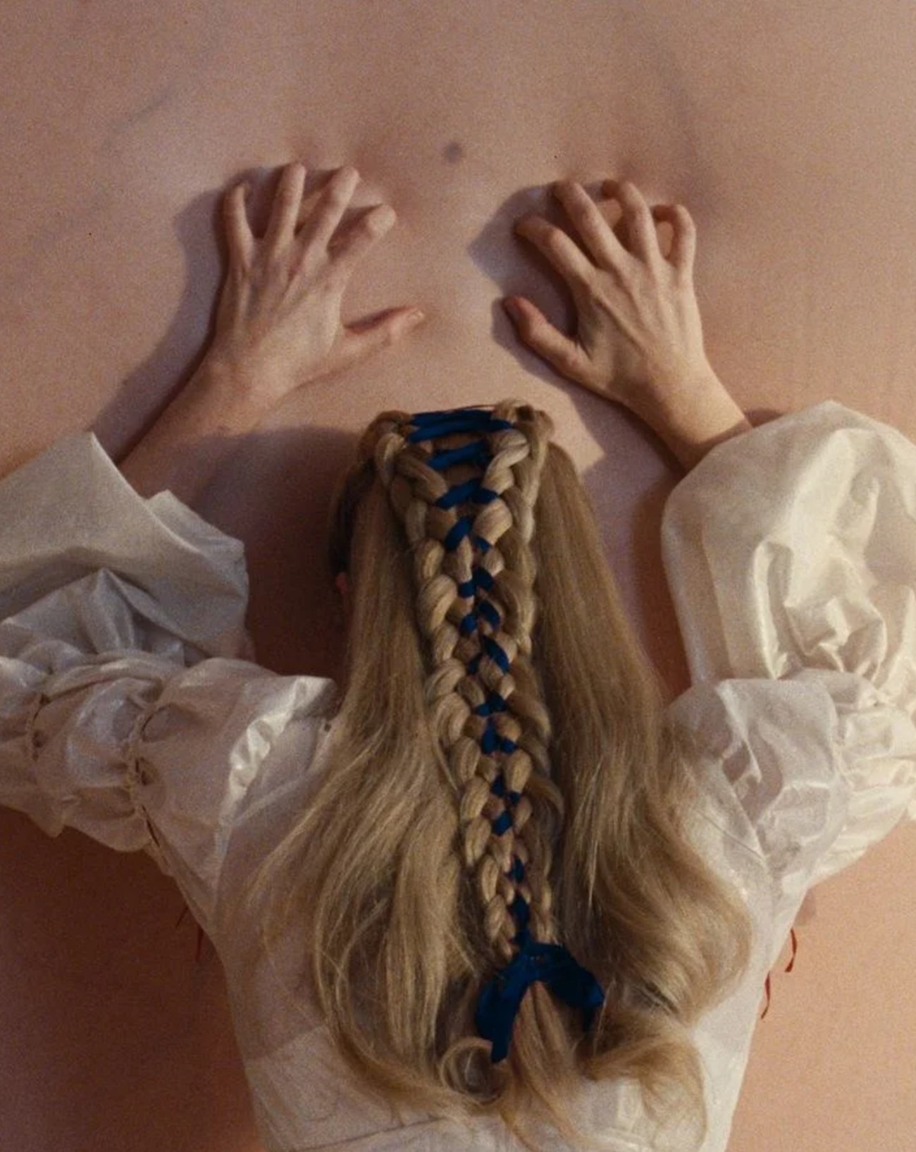 Margot Robbie dans le film Hurlevent.