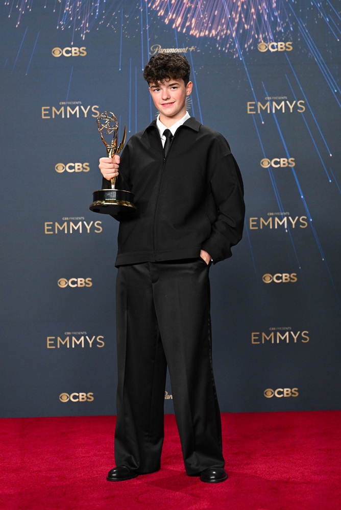 Photo de l'acteur Owen Cooper et son Emmy Award pour Adolescence le 14 septembre 2025.