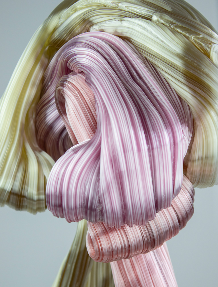 œuvre en verre de Maria Bang Espersen, Soft Series dans l'exposition Blazing Grace à l’Institut suédois pour la Paris Design Week 2025