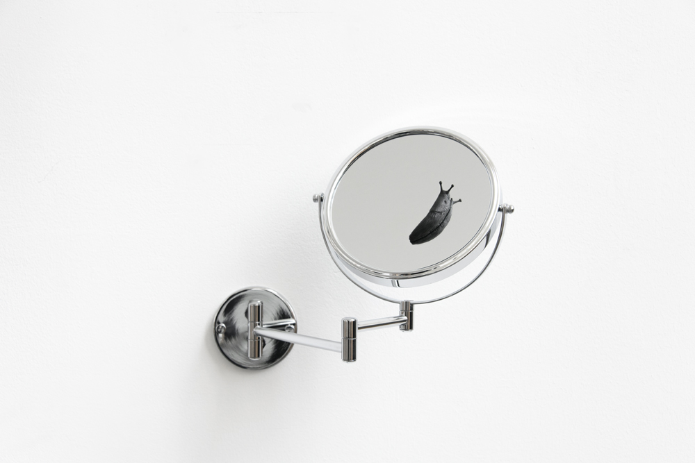 Oeuvre des artistes Elmgreen & Dragset, Mirror, mirror… (2023) exposée à la galerie Sans Titre pour la Paris Design Week 2025