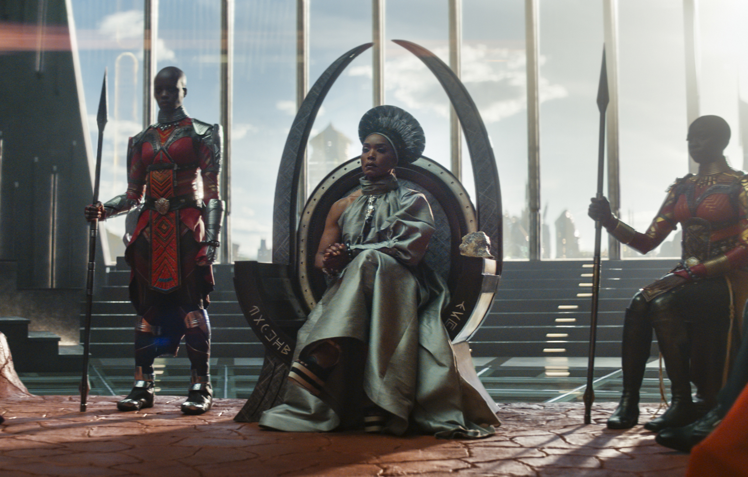 Photo de l'actrice Angela Bassett dans le film Black Panther : Wakanda Forever (2022).
