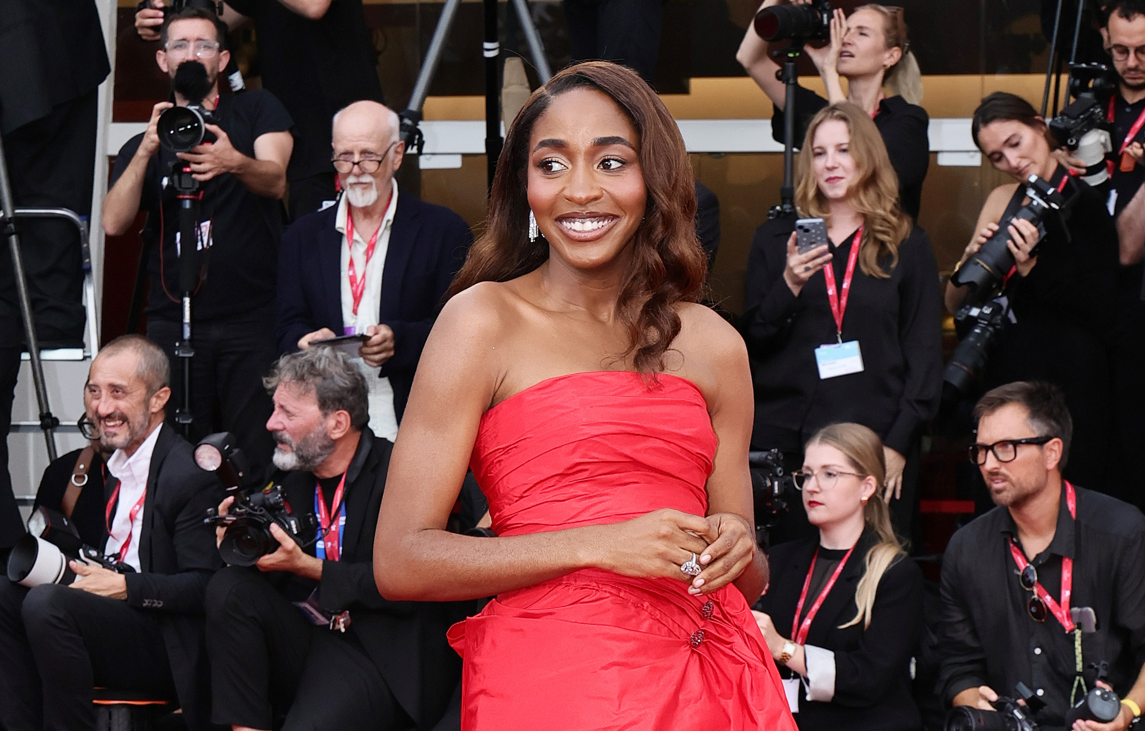 Photo de l'actrice Ayo Edebiri en Chanel sur le tapis rouge de la présentation du film After The Hunt à la Mostra de Venise 2025.
