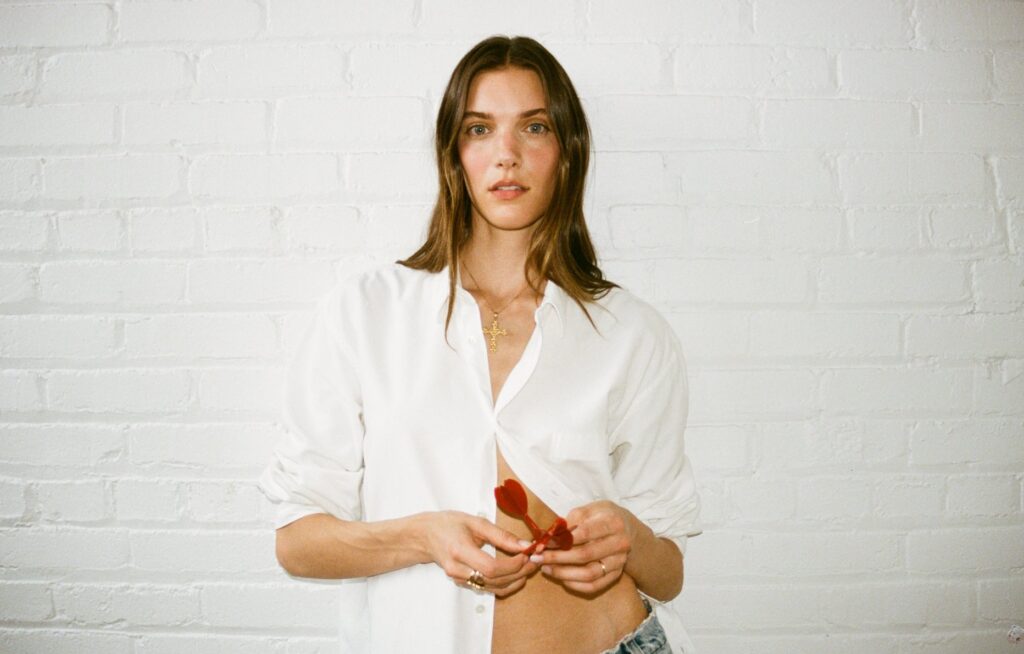 La chanteuse Charlotte Cardin photographiée par Ellie Blondeau