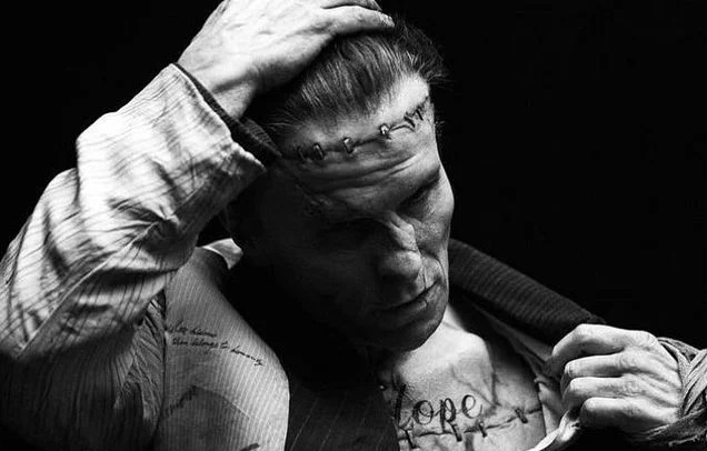 Photo de l'acteur Christian Bale dans le film The Bride (2025) de Maggie Gyllenhaal.