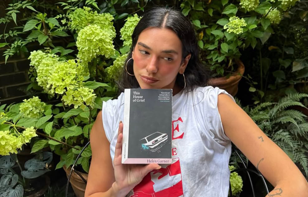 Photo de Dua Lipa et de son club de lecture.