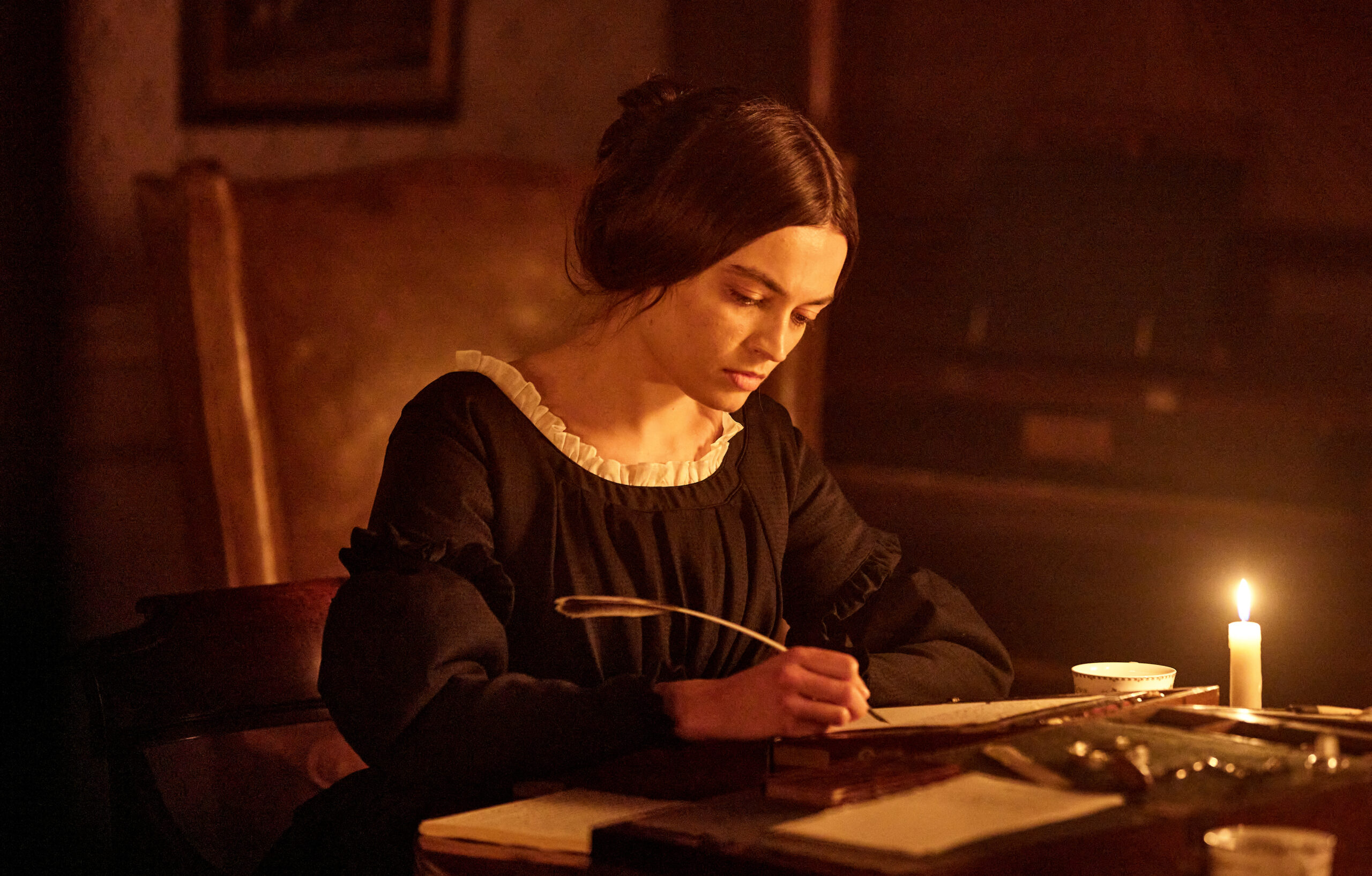 Photo de l'actrice Emma Mackey dans le film Emily (2022) où elle incarne au cinéma l'autrice Emily Brontë.