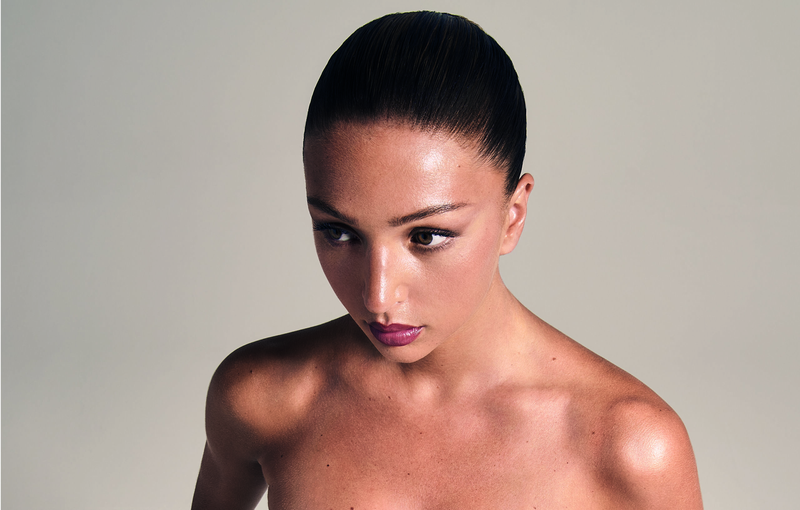 Portrait de la chanteuse Eva en robe bustier David Koma et maquillage L’Oréal Paris.