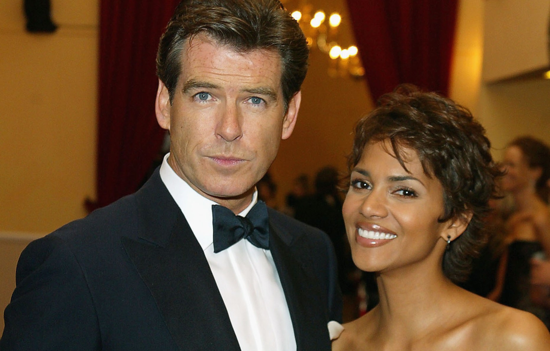 Pierce Brosnan et Halle Berry dans le James Bond Demain ne meurt jamais