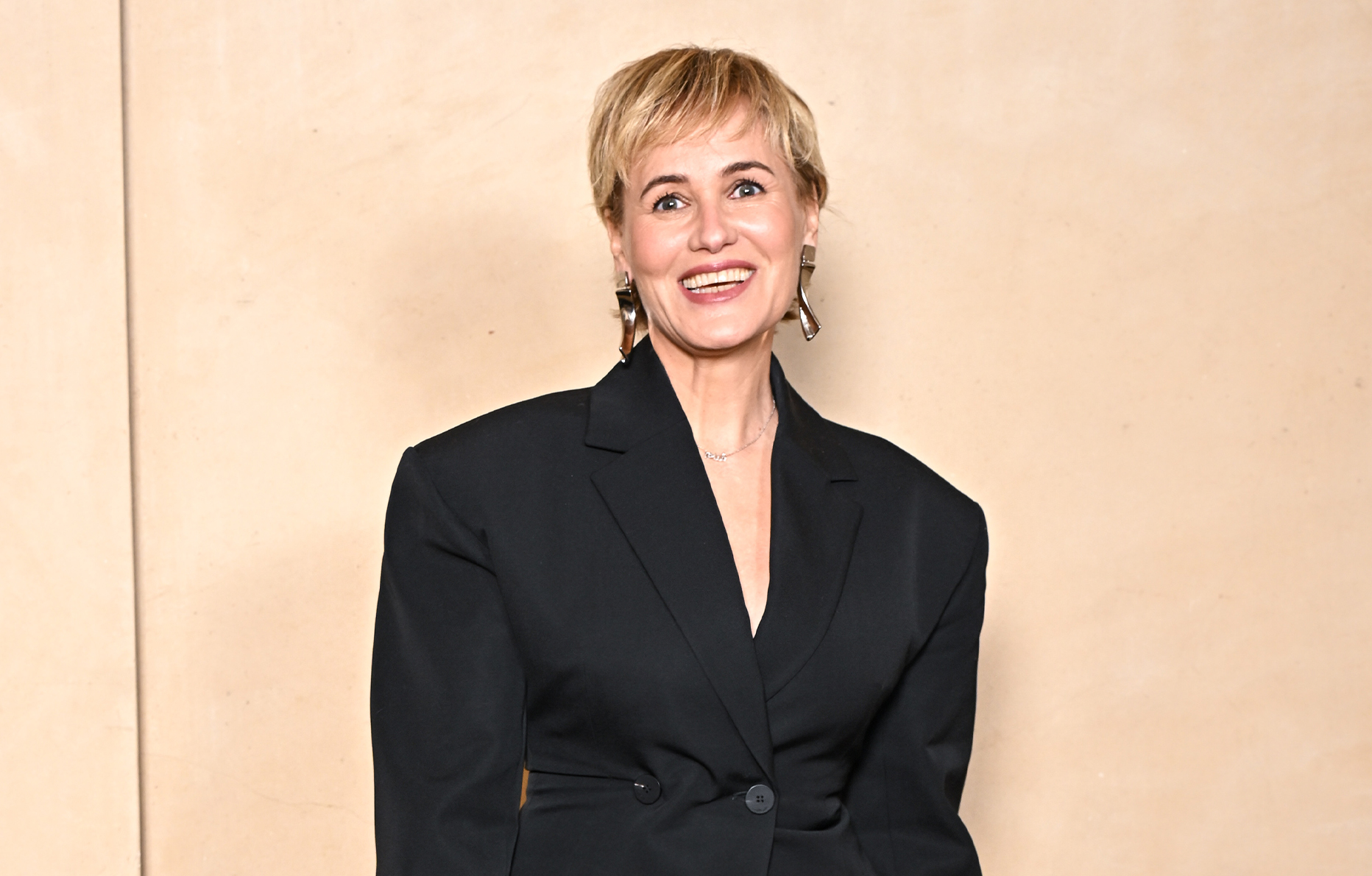 Judith Godreche assiste au défilé Jacquemus Menswear Automne-Hiver 2025/2026. © Photo par Stéphane Cardinale - Corbis/Corbis via Getty Images