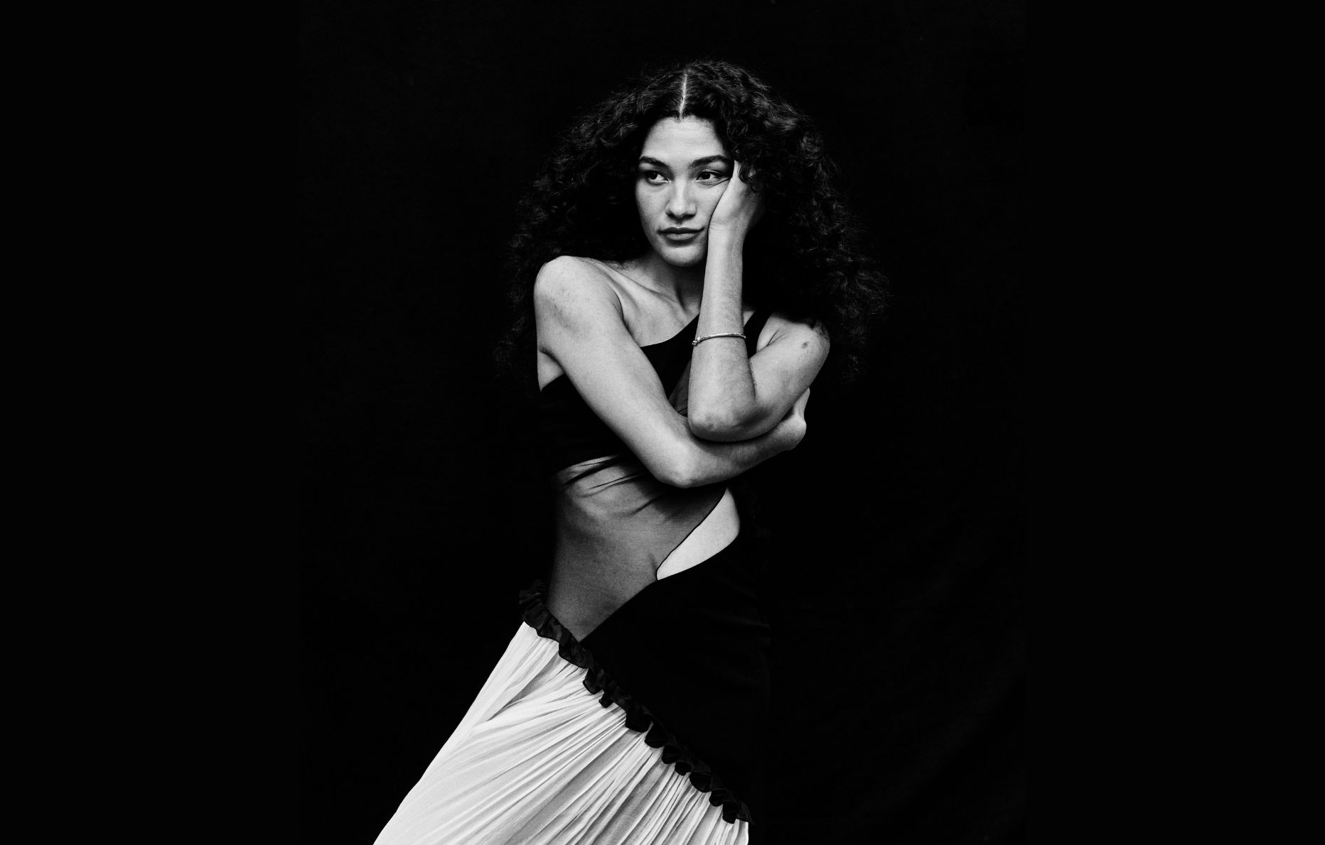 La chanteuse Olivia Dean photographiée par Jack Davison