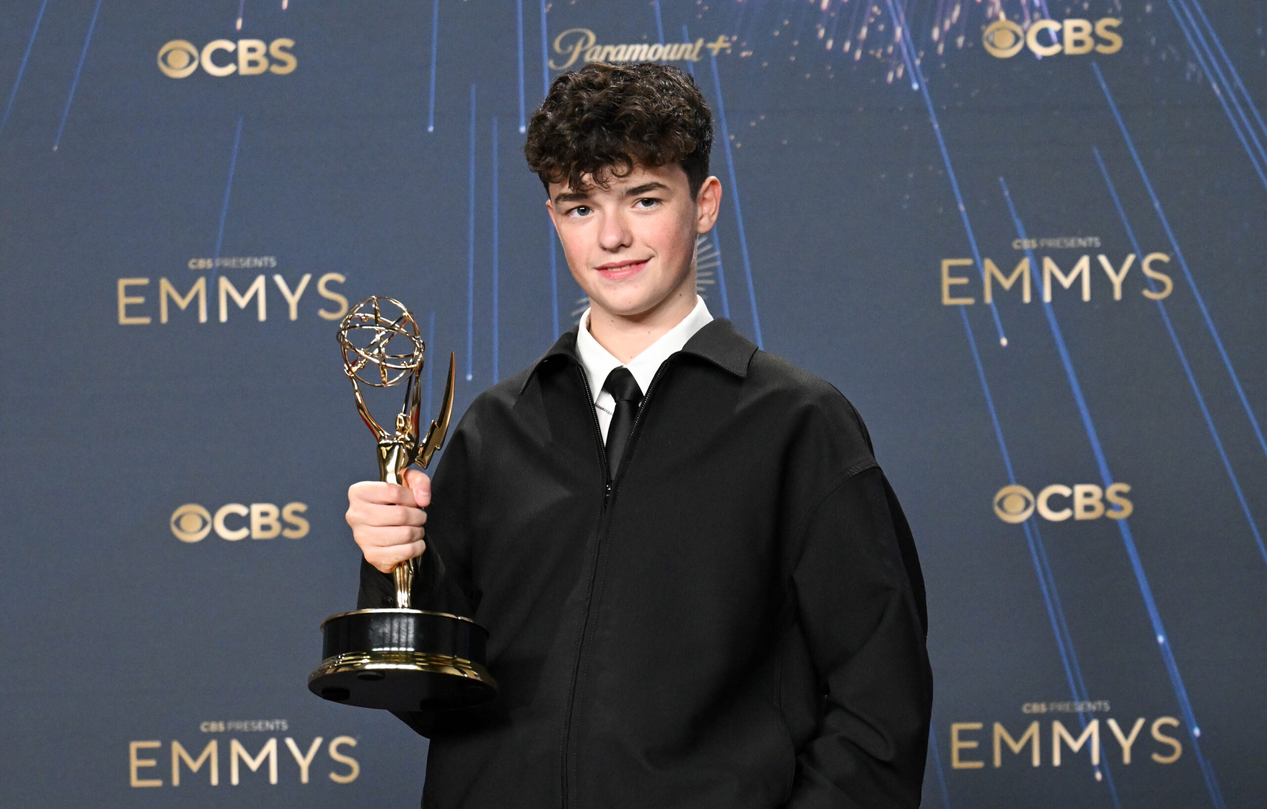 Photo de l'acteur Owen Cooper et son Emmy Award pour Adolescence le 14 septembre 2025