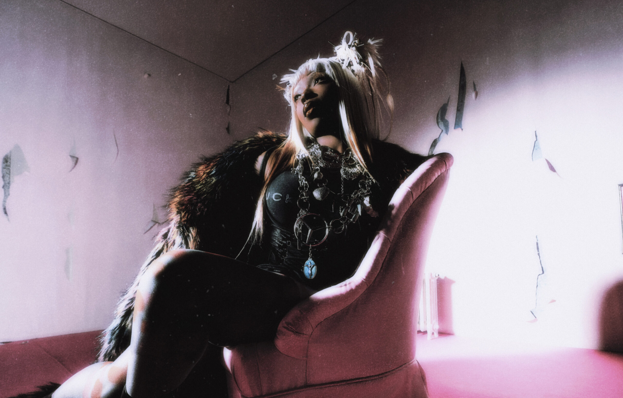 Portrait de la chanteuse Theodora pour son album Mega BBl.