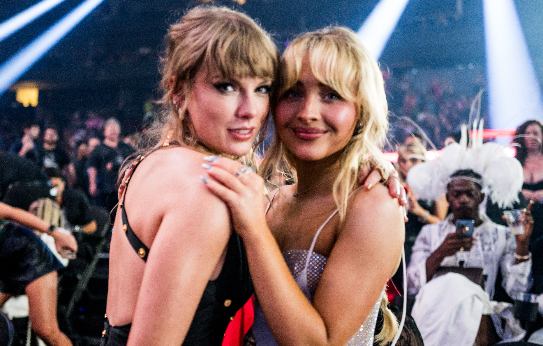 Taylor Swift et Sabrina Carpenter aux MTV Video Music Awards 2023.