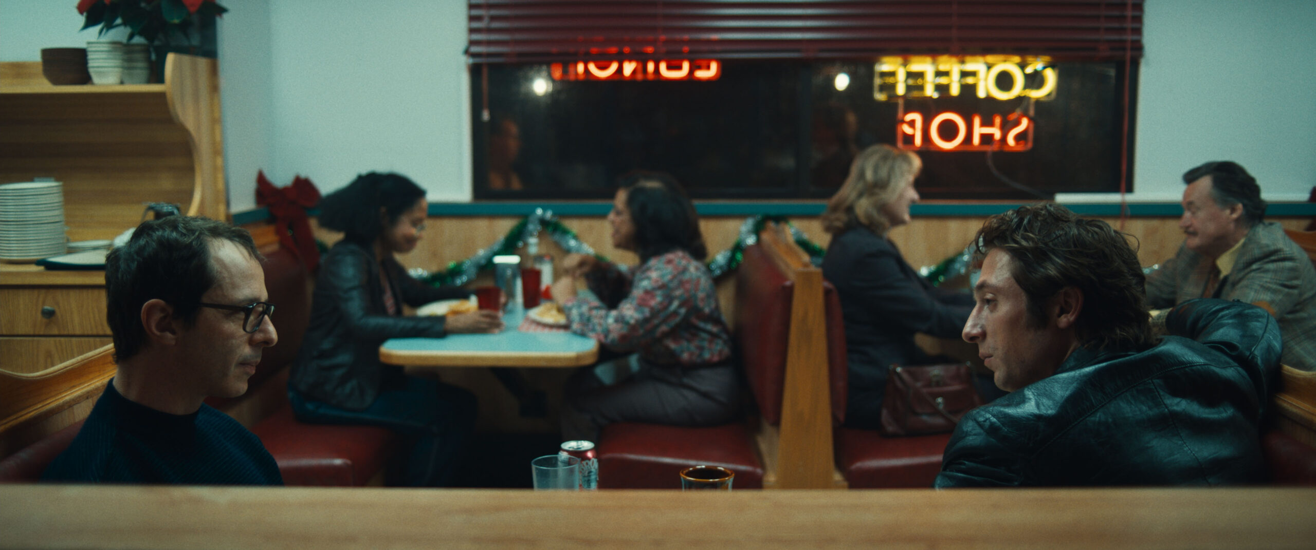 Jeremy Allen White et Jeremy Strong dans le film Springstreen : Deliver Me From Nowhere (2025) © 2025 20th Century Studios. All Rights Reserved.