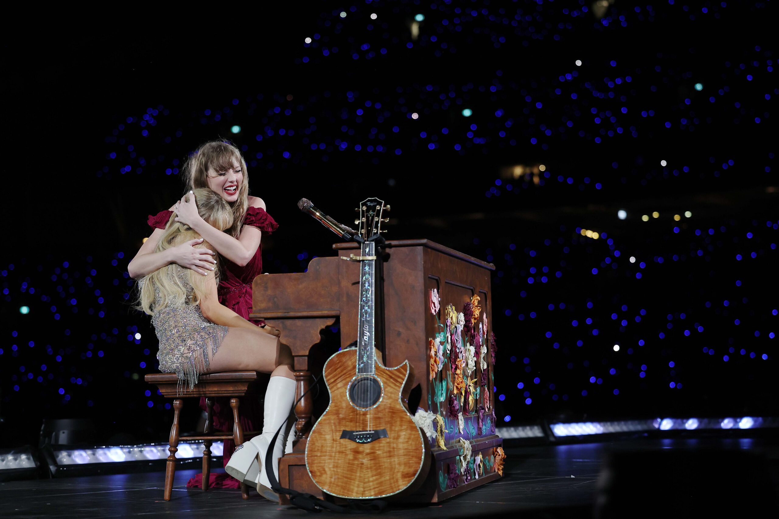 Taylor Swift et Sabrina Carpenter à l'Accor Stadium, à Sydney, en Australie, le 23 février 2024. Photo par Don Arnold/TAS24/Getty Images pour TAS Rights Management.