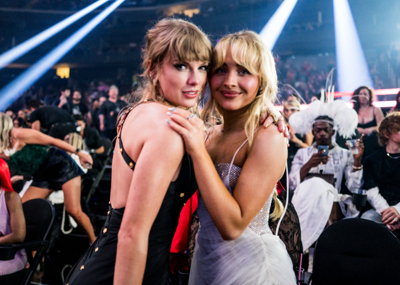 Taylor Swift et Sabrina Carpenter aux MTV Video Music Awards 2023.