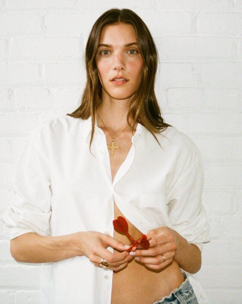 La chanteuse Charlotte Cardin photographiée par Ellie Blondeau