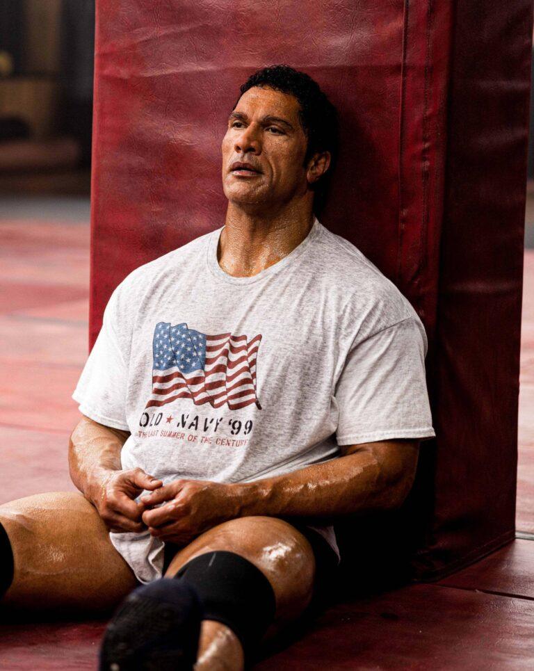 Photo de Dwayne Johnson dans le film The Smashing Machine (2025).