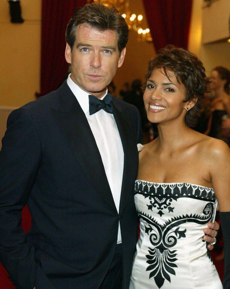 Pierce Brosnan et Halle Berry dans le James Bond Demain ne meurt jamais