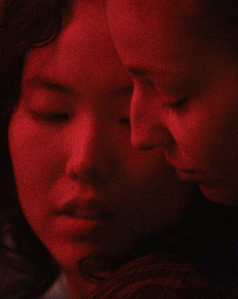 Photo des actrices Park Ji-Min et Nadia Melliti dans le film La Petite Dernière (2025) de Hafsia Herzi.