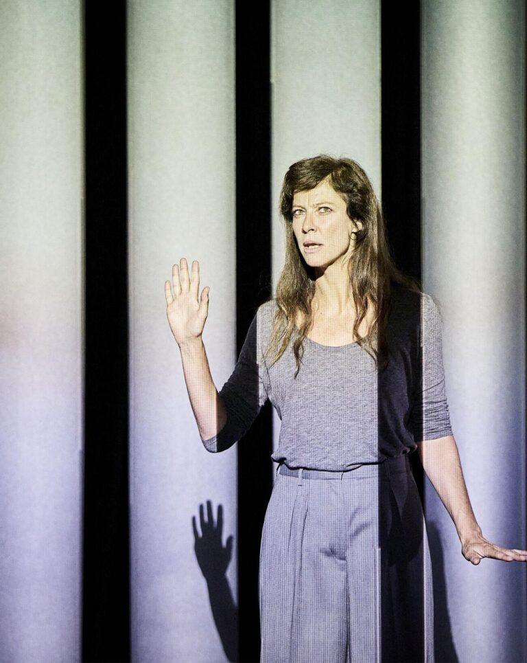 Anna Mouglalis dans l'adaptation au théâtre La chair est triste, hélas (2025) d'Ovidie © Christophe Raynaud de Lage