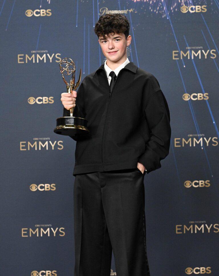 Photo de l'acteur Owen Cooper et son Emmy Award pour Adolescence le 14 septembre 2025.