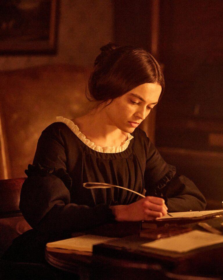Photo de l'actrice Emma Mackey dans le film Emily (2022) où elle incarne au cinéma l'autrice Emily Brontë.