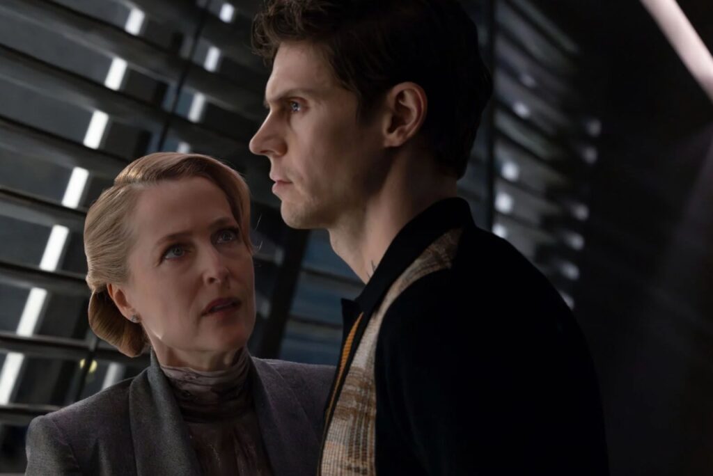 Evan Peters et Gillian Anderson dans le film Tron: Ares.