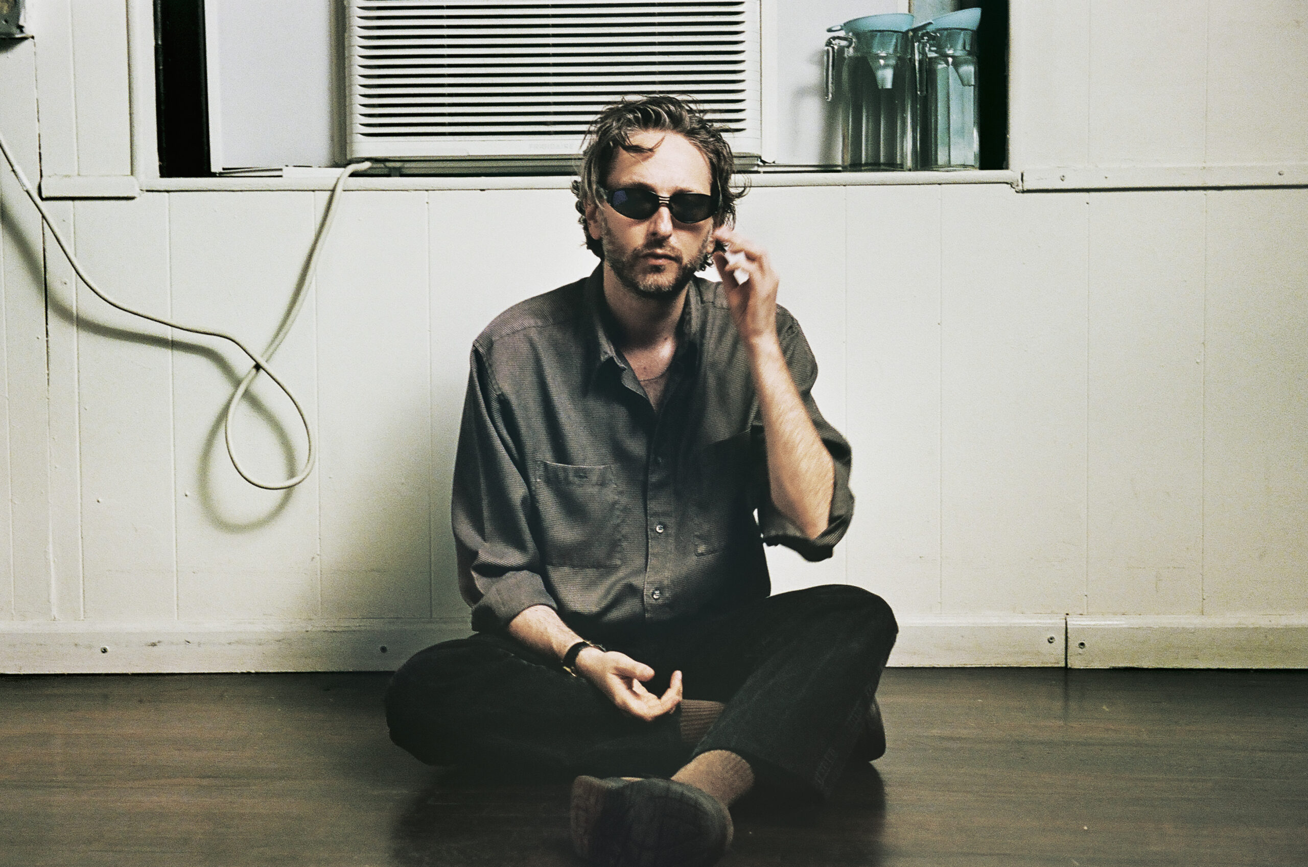 Le producteur Oneohtrix Point Never photographié par Aidan Zamiri.