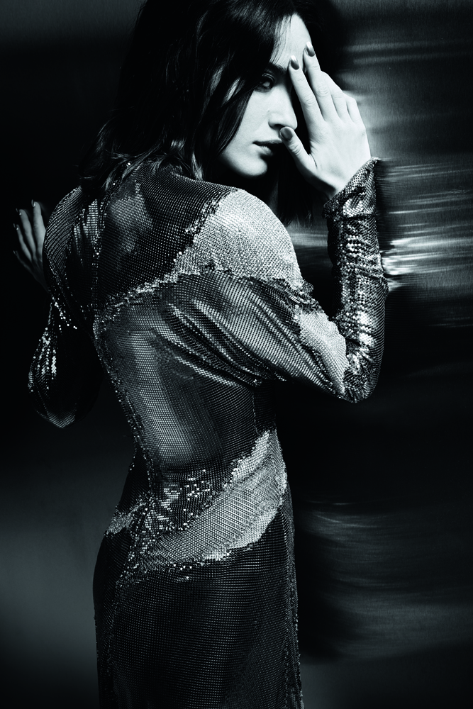 Rebecca Marder porte une robe en maille métallique VERSACE.