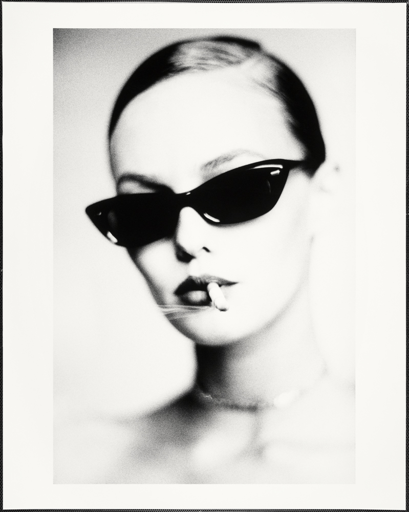 Vanessa Paradis Paris à Paris en 1996 avec des lunettes de soleil et une cigarette à la main.