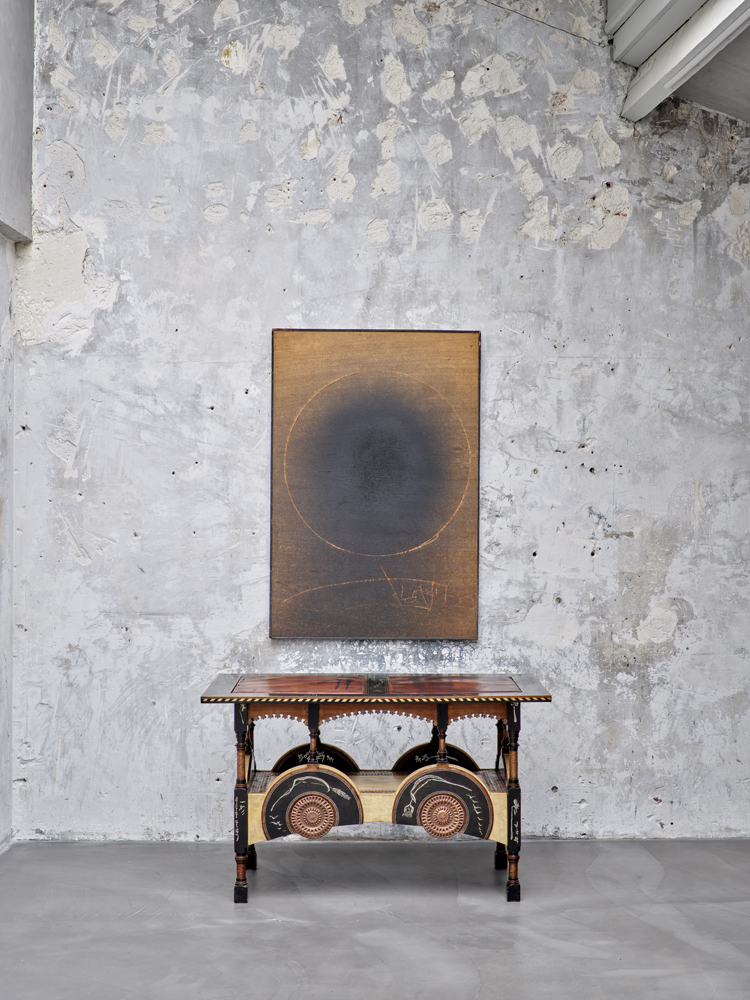 Horsphère Bois (III) [1967] de Jean Degottex (provenance : Galerie Jean Fournier, Paris). Huile et grattage sur panneau, 120 x 80,4 cm. En bas : console-table (1902) de Carlo Bugatti. Bois laqué noir, cuir, métal et incrustations d’os, 70 x 116 x 70 cm. Ensemble présenté sur le stand de Sceners Gallery. © Courtesy of Sceners Gallery.