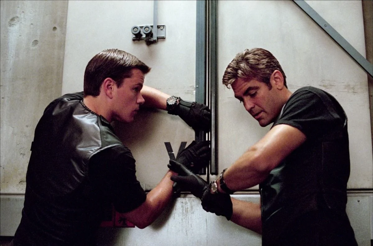 Matt Damon et George Clooney dans Ocean's Eleven (2002) de Steven Soderberg. © Warner Bros France.