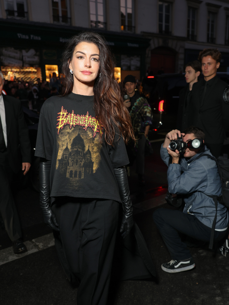 Anne Hathaway au défilé Balenciaga printemps-été  2026 © Vanni Bassetti/Getty Images for Balenciaga.