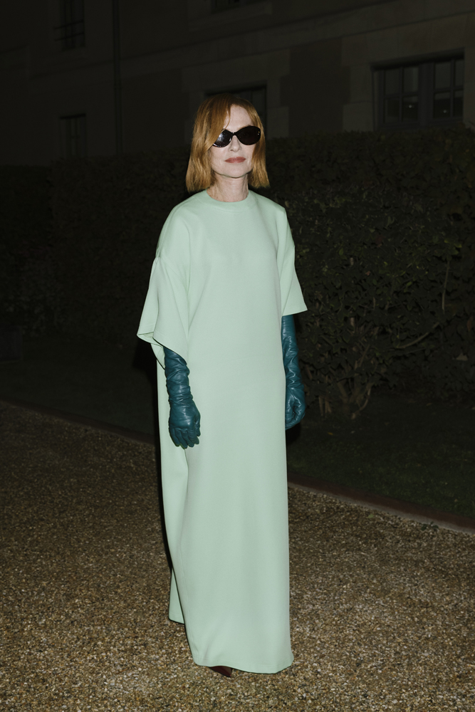 Isabelle Huppert au défilé Balenciaga printemps-été 2026 © Vanni Bassetti/Getty Images for Balenciaga.