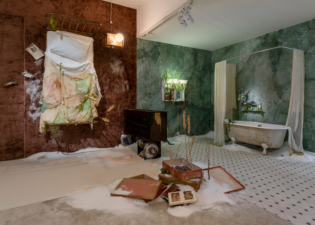 Vue de l'installation de Bianca Bondi au musée d'Art moderne de Paris.