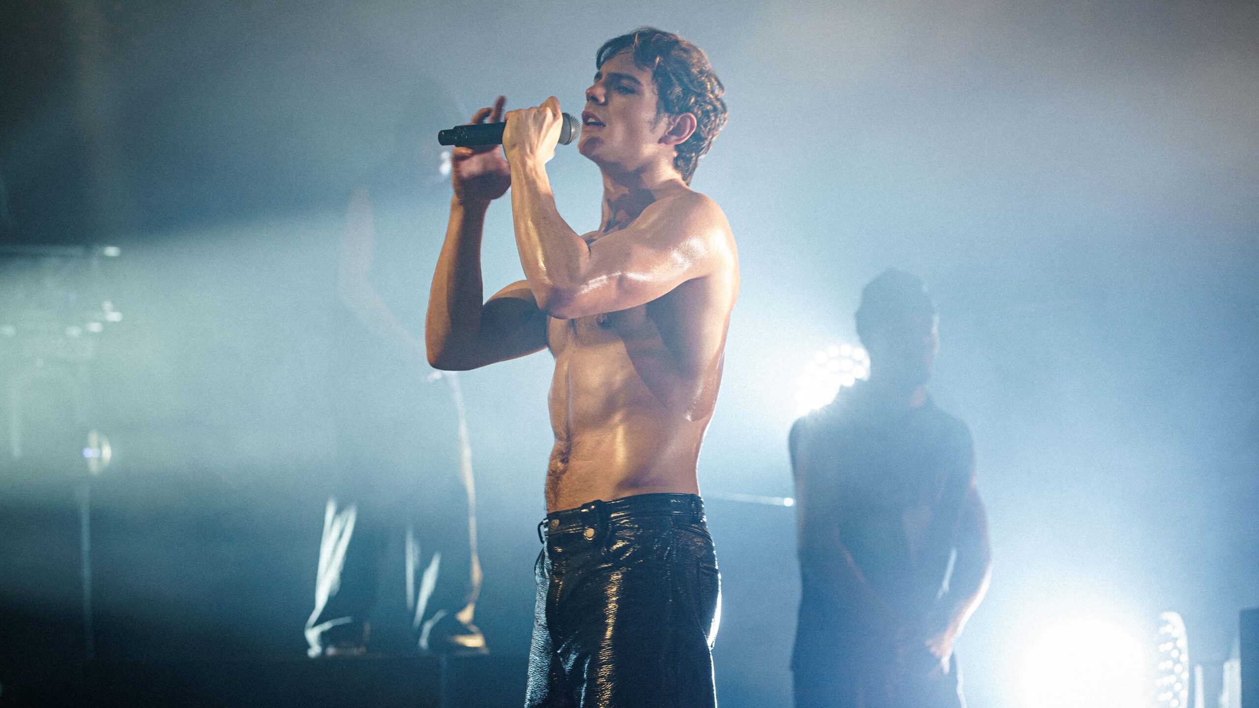 Antoine Simony dans la série Culte : 2Be3 © Jo-Voets/Prime Video.