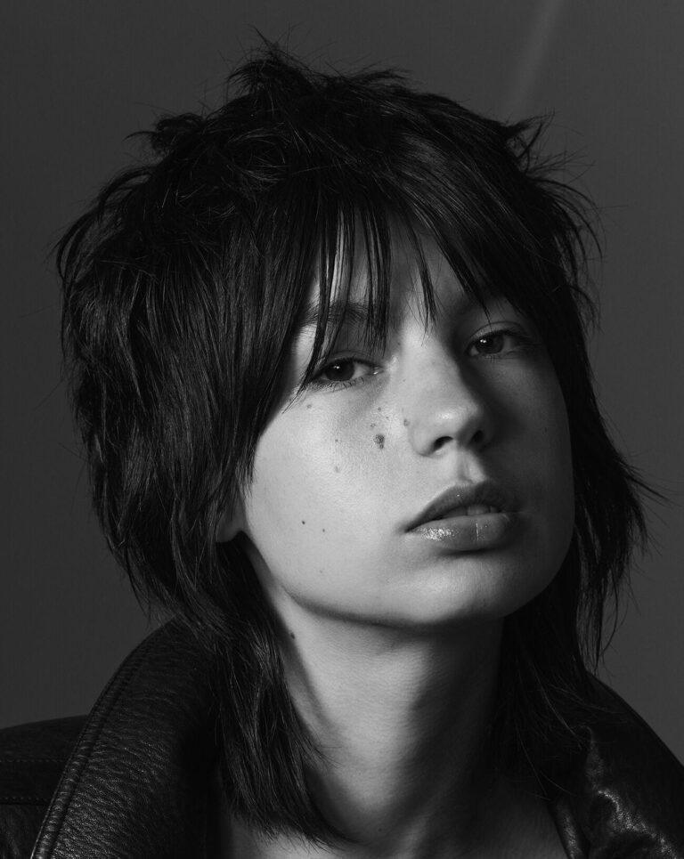 Eva Yelmani porte un blouson SAINT LAURENT PAR ANTHONY VACCARELLO © Pa Hue De Fontenay.