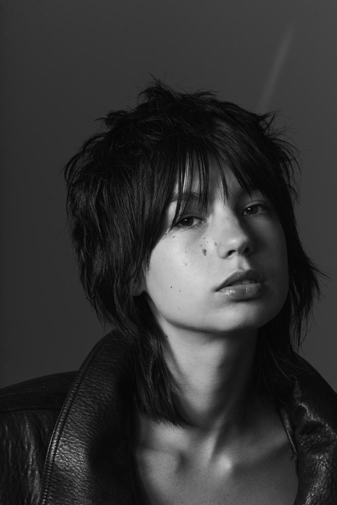 Eva Yelmani porte un blouson SAINT LAURENT PAR ANTHONY VACCARELLO © Pa Hue De Fontenay.