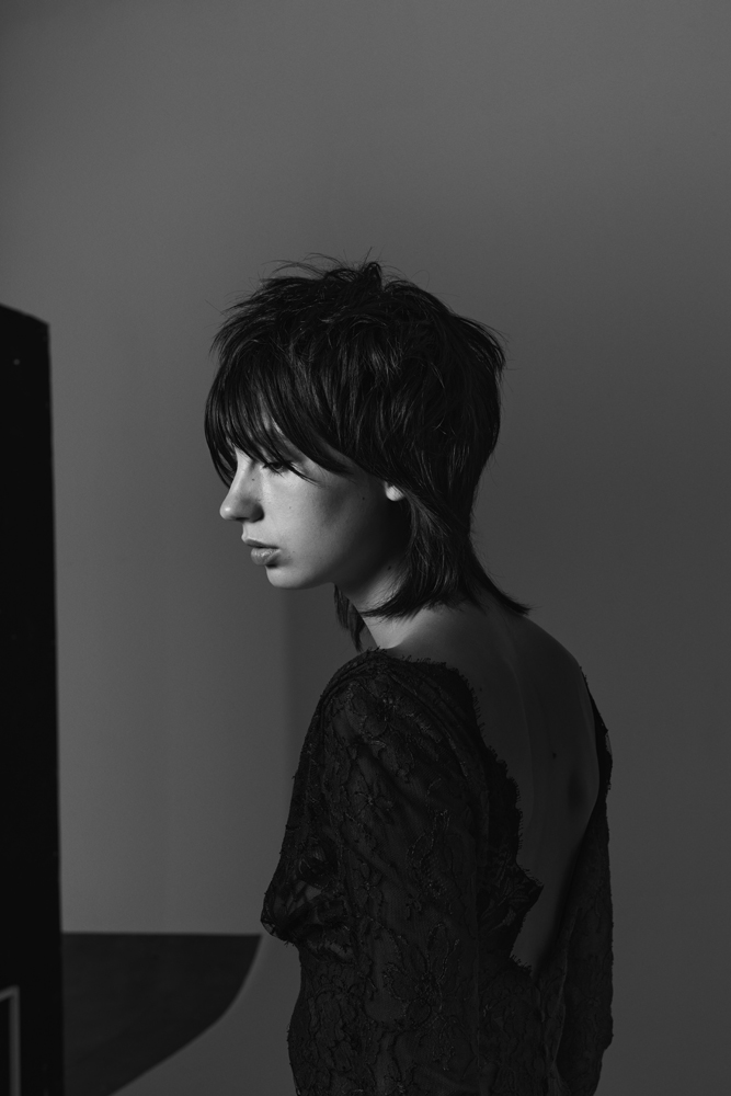 Eva Yelmani porte une robe, un blouson et des escarpins SAINT LAURENT PAR ANTHONY VACCARELLO © Pa Hue De Fontenay.