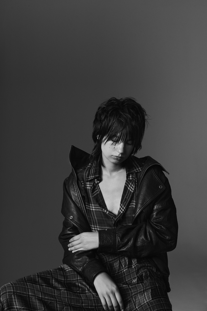 Eva Yelmani porte un blouson, une chemise et une jupe SAINT LAURENT PAR ANTHONY VACCARELLO © Pa Hue De Fontenay.