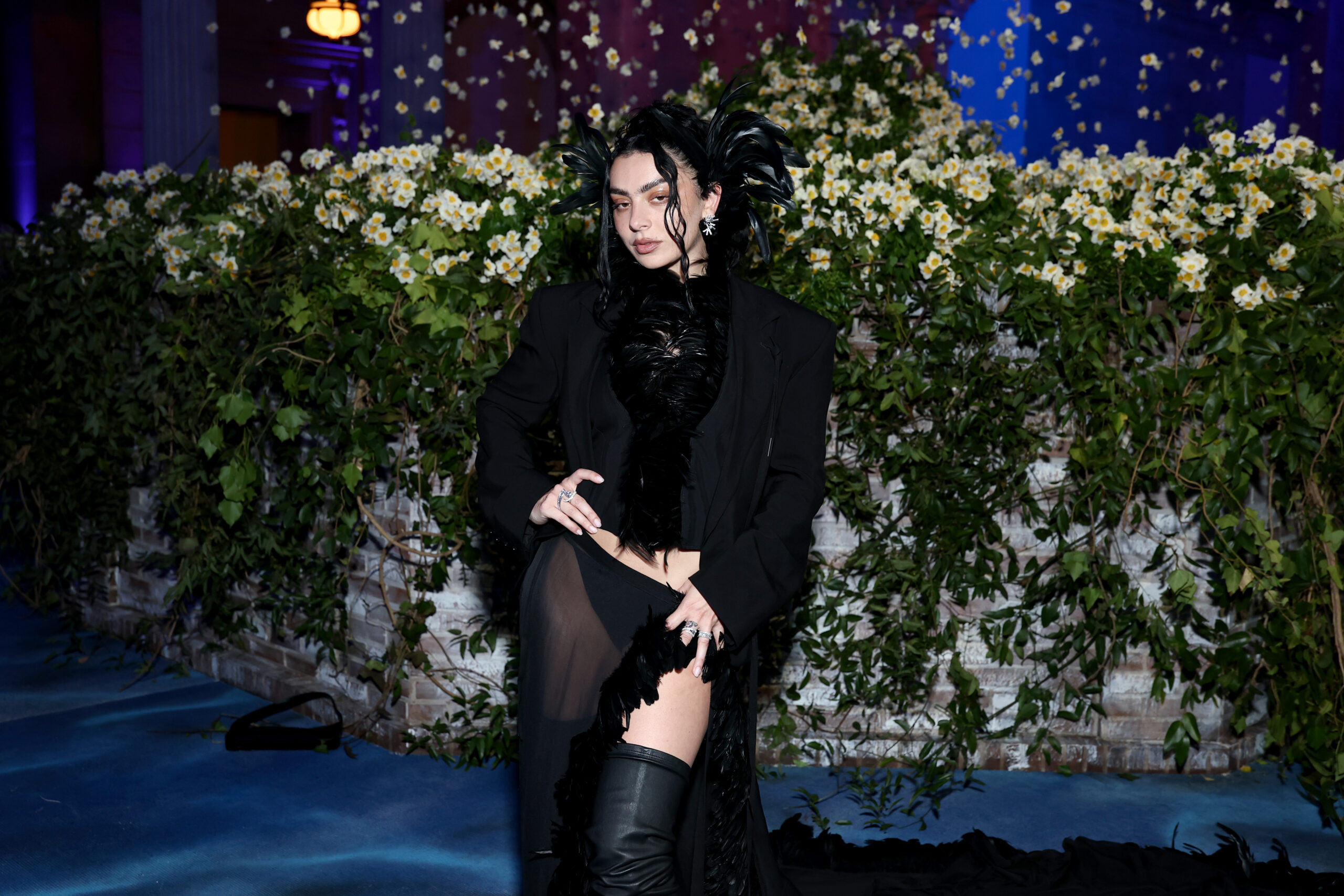 La chanteuse Charli xcx assiste au Met Gala 2025, au Metropolitan Museum of Art le 5 mai 2025 à New York. © Cindy Ord/MG25/Getty Images for The Met Museum/Vogue.
