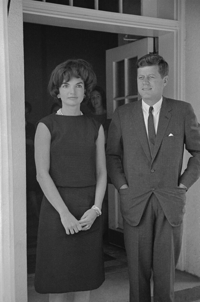 Le Président Kennedy et sa femme Jaqueline devant la Maison-Blanche en janvier 1961. © Bettman / Getty Images.