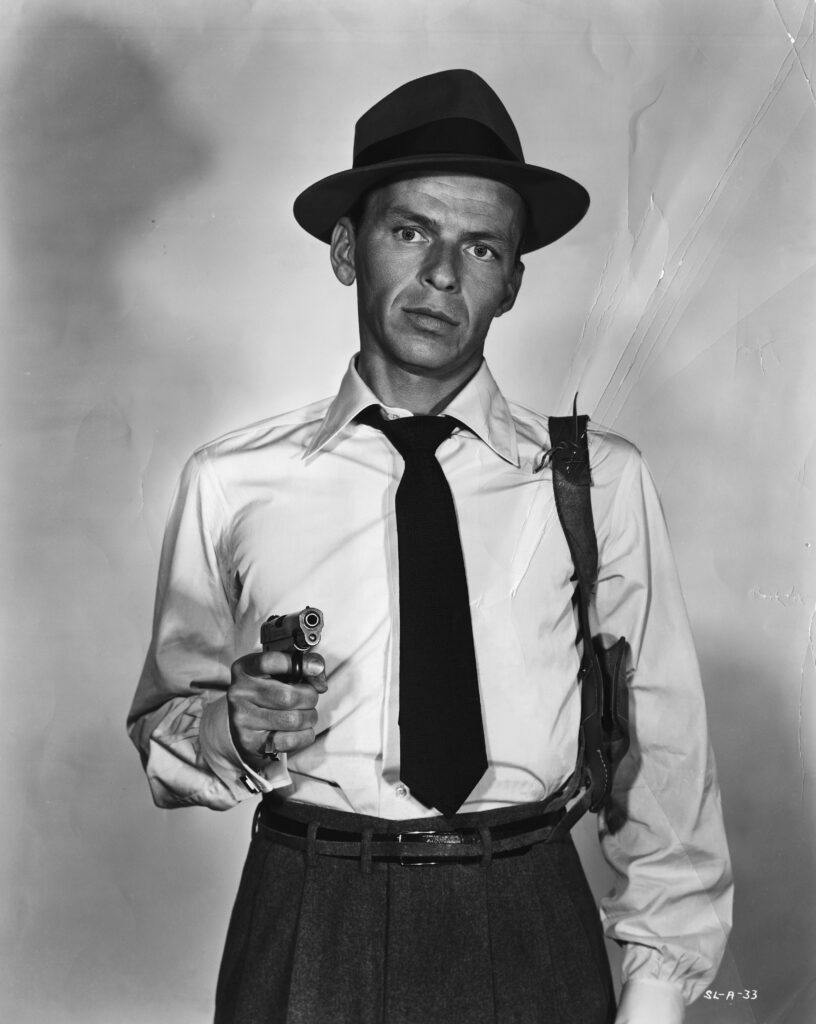 Frank Sinatra tenant un fusil dans le film Suddenly (1954).