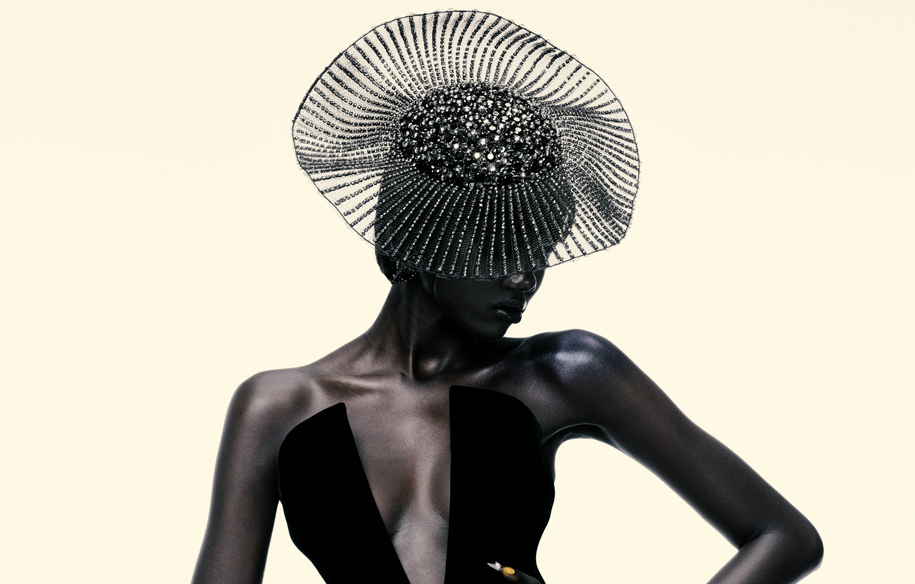 Photo de couverture : Kenny Germé. Réalisation : Anna Castan. Achol Kuir chez Metropolitan Models porte un bustier en velours de soie brodé de cristaux, un pantalon en velours de soie et un chapeau en tulle, GIORGIO ARMANI PRIVÉ. Coiffure : Hiromi Nishinaka. Maquillage : Nafik Bouchareb. Manucure : Anaïs Cordevant chez Agence Saint Germain.