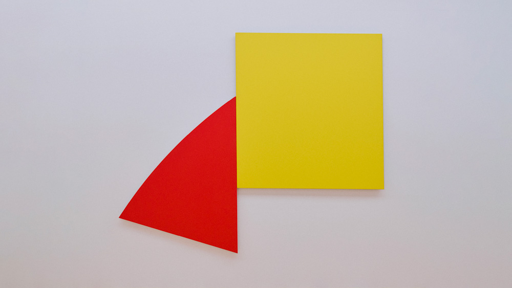 Ellsworth Kelly, Yellow Panel with Red Curve (1989). loewe