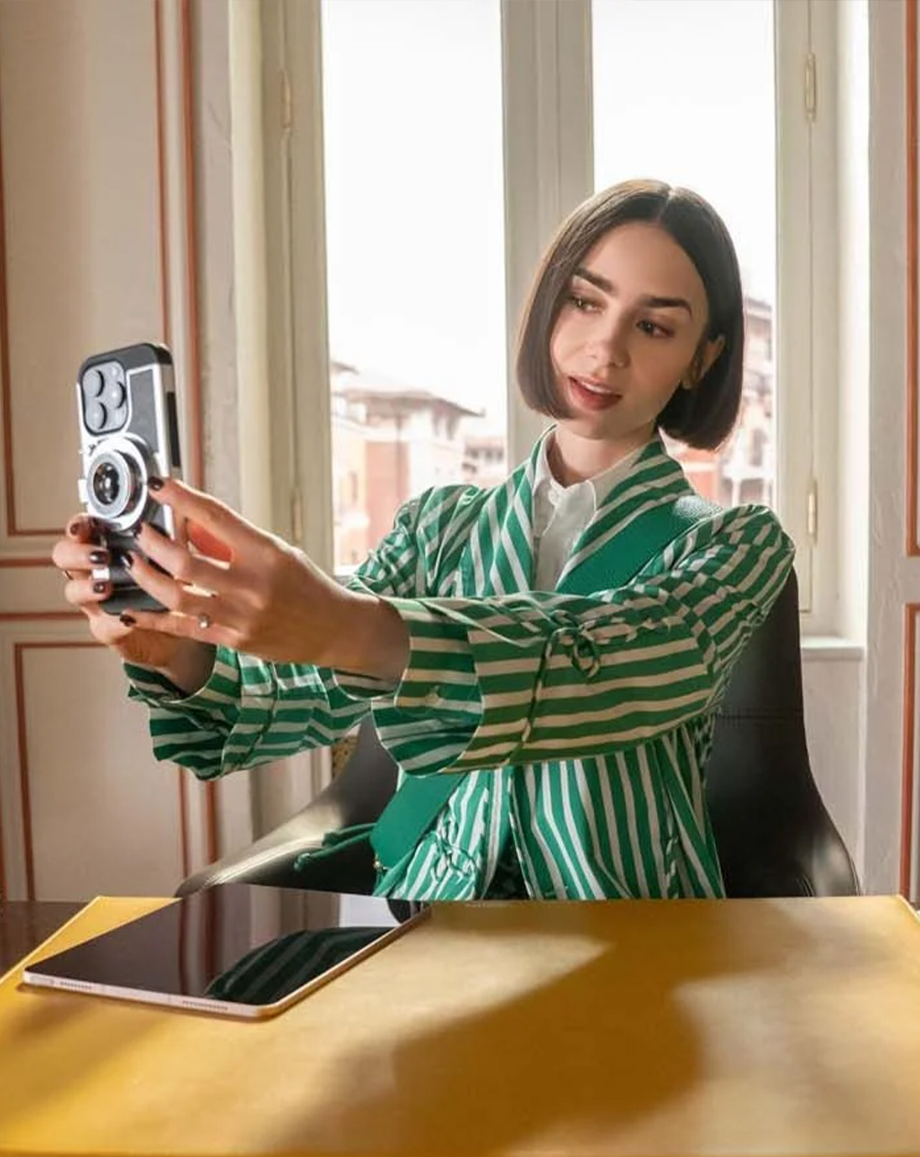 Lily Collins dans la série Emily in Paris (saison 5) © Netflix.